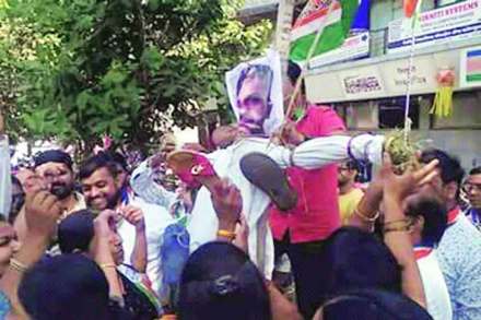 नाशिक येथे आंदोलन करताना मनसेचे कार्यकर्ते