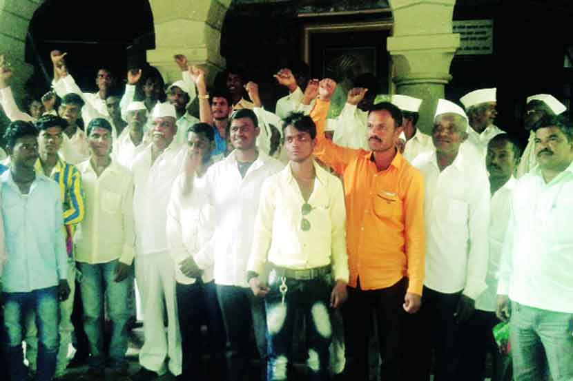 नाशिक जिल्हाधिकारी कार्यालयात जमलेले आदिवासी बांधव.