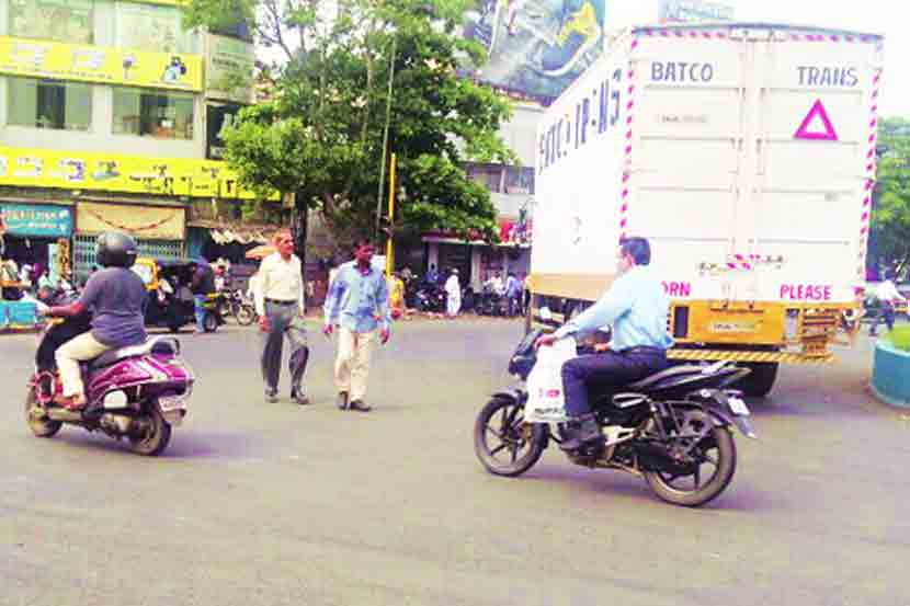 पिंपरी-चिंचवड शहरातील प्रशस्त चौकांमध्ये सामान्य नागरिकांना जीव मुठीत धरूनच रस्त्यावरून चालावे लागते.