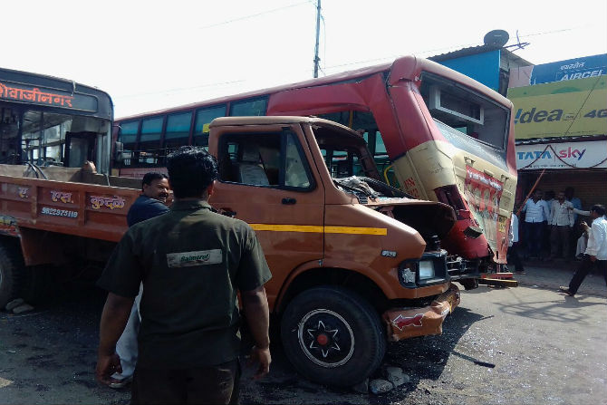 pmpml, bus, four vehicles accident, pune,marathi news, marathi, Marathi news paper