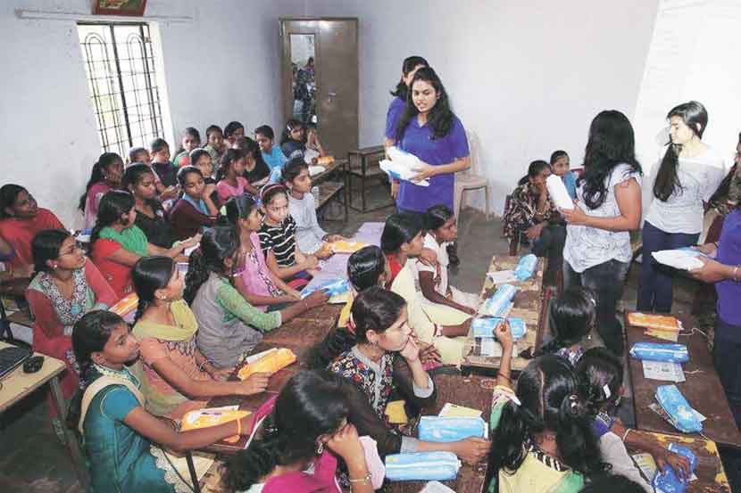 महापालिकेच्या शाळेतील शिक्षण आनंददायी व्हावे यासाठी ‘बिईंग सोशल’चे कार्यकर्ते शाळांमध्ये जाऊन विविध उपक्रम राबवतात.