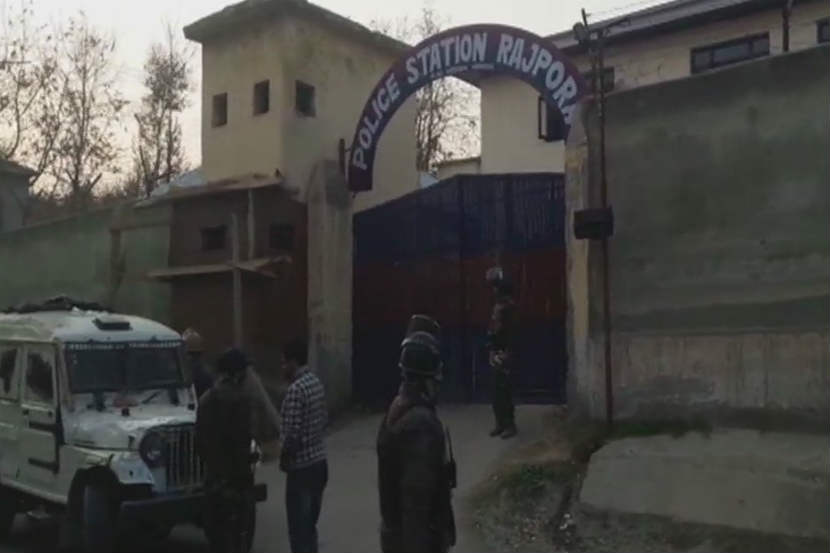 जम्मू-काश्मीरमध्ये तासाभरात दोन दहशतवादी हल्ले, २ पोलीस जखमी