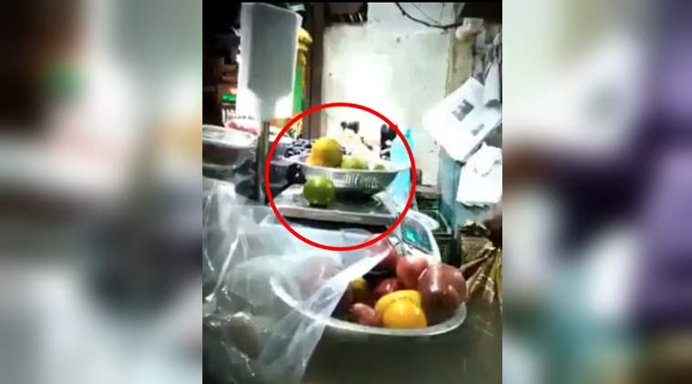 Videos Viral, Videos ALARMING , clips showing how fruit and vegetable vendors CHEAT , Loksatta, Loksatta news, Marathi, Marathi news