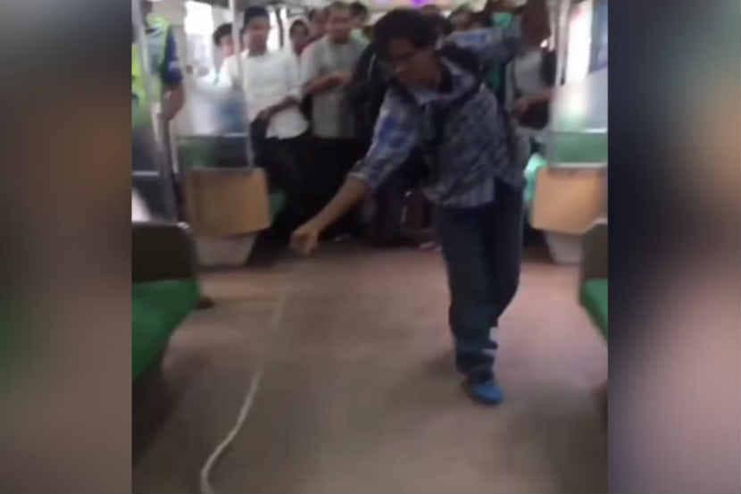 इंडोनेशियाची राजधानी जकार्तावरून बोगोरकडे निघालेल्या ट्रेनमध्ये प्रवासी खचाखच भरले होते. 