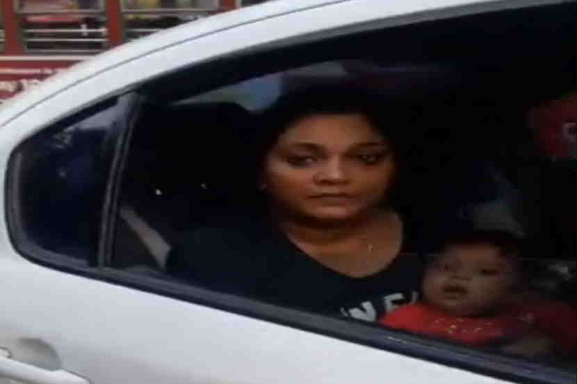 महिला बाळासह कारमध्ये बसलेली असताना टोईंगची कारवाई