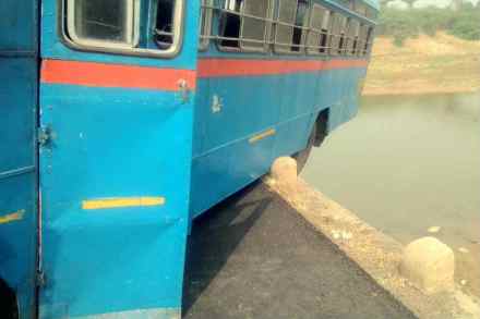 महाराष्ट्र राज्य परिवहन महामंडळाची बस बुलढाणा जिल्ह्यातील जळगाव जामोद येथून नांदुरामार्गे बुलढाण्याकडे जात होती.