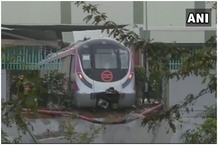 नोएडा आणि दक्षिण दिल्लीला जोडणाऱ्या मजेंटा लाइन मेट्रोचा मंगळवारी ट्रायल रन घेताना अपघात झाला. 