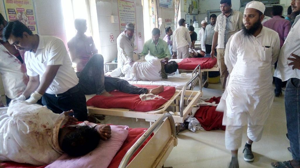 औरंगाबादमध्ये आजी-माजी सरपंच समर्थकांमध्ये झालेल्या तुफान हाणामारीनंतर रुग्णालयात दाखल करण्यात आलेले जखमी लोक.