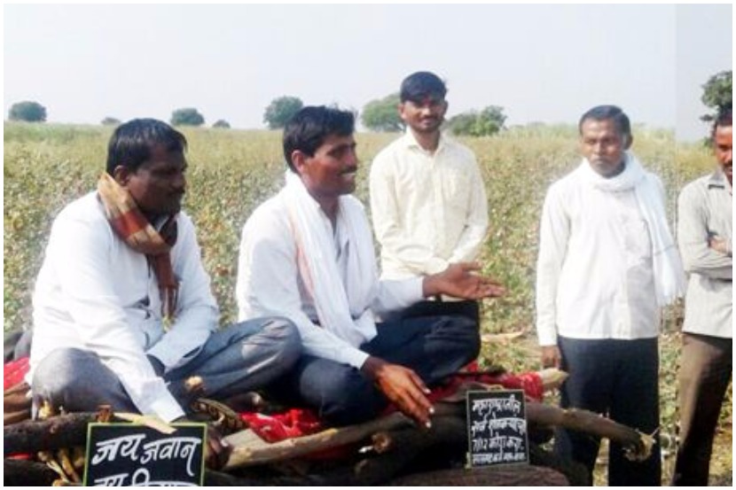 हिंगोली : पांगरा ढोणे येथील शेतकरी तुकाराम ढोणे व मानिक सुर्यवंशी यांनी तिसर्‍या दिवशीही सरणावर उपोषण सुरू ठेवले आहे.