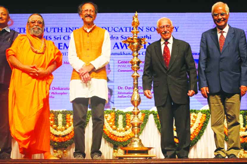 
षण्मुखानंद सभागृहात ‘एसआयईएस, चंद्रशेखरेंद्र सरस्वती राष्ट्रीय प्रतिभावंत पुरस्कार’प्राप्त मान्यवर.