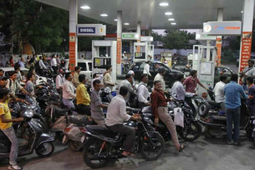 सलग दहाव्या दिवशी इंधन दरवाढ, मुंबईत पेट्रोल ८५ रुपये