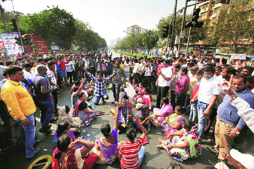 भीमा-कोरेगाव येथील घटनेच्या निषेधार्थ चेंबूर नाका परिसरात रिपाइं आंदोलकांनी शीव-पनवेल महामार्ग रोखून धरला. पोलिसांनी समजूत काढल्यानंतरही आंदोलक मागे हटण्यास तयार नव्हते.        (छायाचित्र : प्रदीप दास)