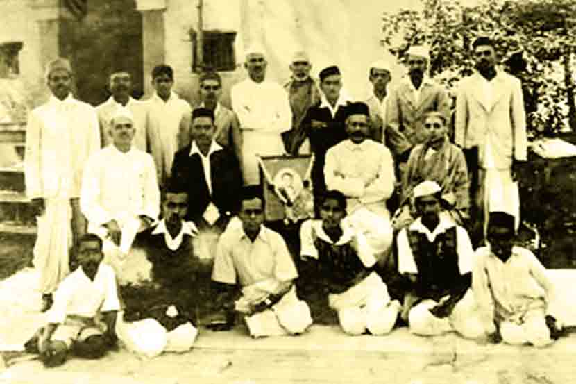 १९४७ साली साहित्यिक श्री. म. माटे यांच्या अध्यक्षतेखाली भरलेल्या औदुंबर साहित्य संमेलनातील एक क्षणचित्र..