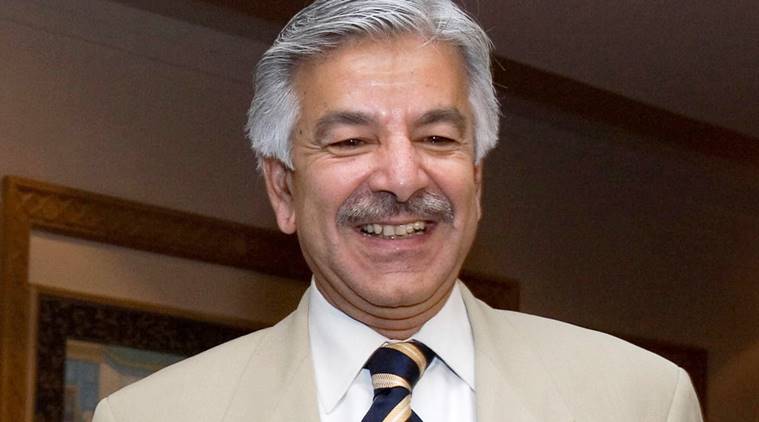 Khawaja Muhammad Asif :पंजाब प्रांतात शनिवारी रात्री उशिरा पाकिस्तानचे विदेश मंत्री ख्वाजा आसिफ यांच्या चेहऱ्यावर एका धार्मिक कट्टरपंथी व्यक्तीने शाई फेकली. (AP Photo/B.K.Bangash, File)