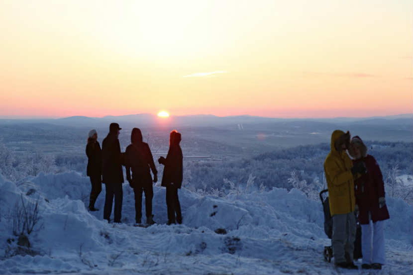 मूरमान्स्कमध्ये ४० दिवसांनी सूर्योदय झाला असून तिथल्या लोकांनी सोशल मीडियावर या सूर्योदयाचे फोटो अपलोड केले आहेत. 