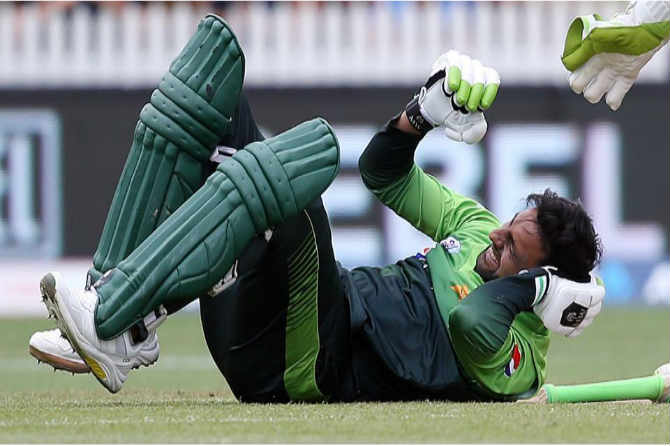 Shoaib Malik get unconscious after ball hit on head, New Zealand v Pakistan , Colin Munro's throw , Cricket, Sports news, Marathi, Marathi news