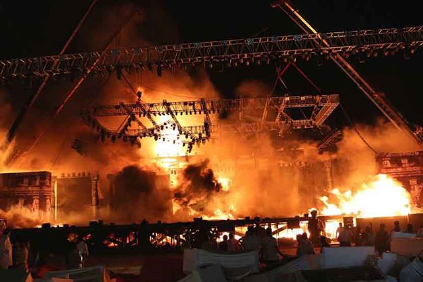  गिरगाव चौपाटीवर २०१६ मध्ये आयोजित करण्यात आलेल्या ‘मेक इन महाराष्ट्र’ या कार्यक्रमादरम्यान आग लागली होती.