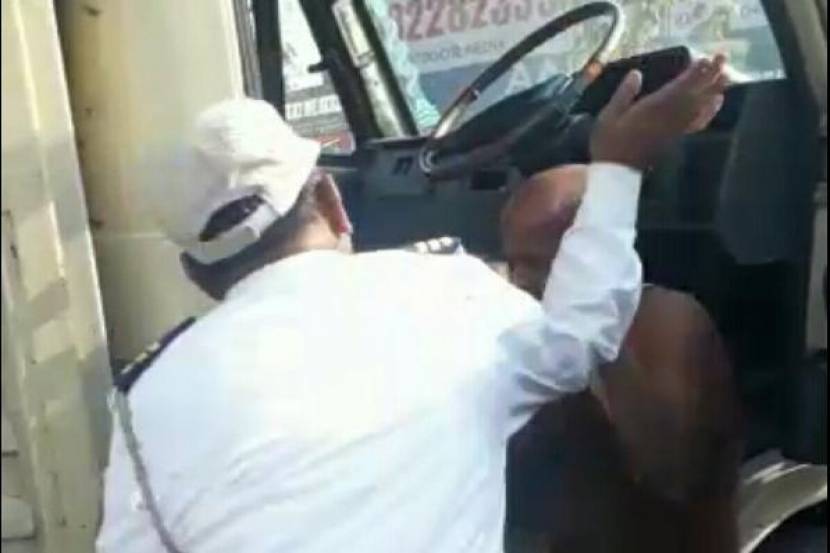 टेम्पो चालकाला बेदम मारहाण करताना वाहतूक पोलिस.