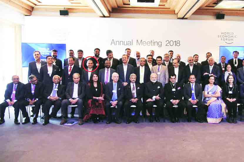 दावोसमध्ये पंतप्रधान नरेंद्र मोदी यांच्या उपस्थितीत काढलेल्या सीईओंच्या समूह छायाचित्रात घोटाळेबाज नीरव मोदी. 