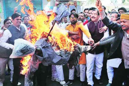 पंजाब नॅशनल बँकेतील घोटाळ्याविरोधात लखनऊमध्ये मंगळवारी काँग्रेसच्या कार्यकर्त्यांनी पंतप्रधान नरेंद्र मोदी यांच्याविरोधात घोषणा देत मोदी यांच्या प्रतिकात्मक पुतळ्याचे दहन केले.