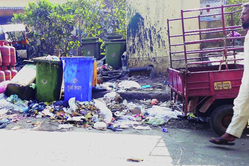 वसई-विरार शहरात अनेक ठिकाणी कचराकुंडय़ांबाहेरच कचरा टाकण्यात आलेला आहे. 