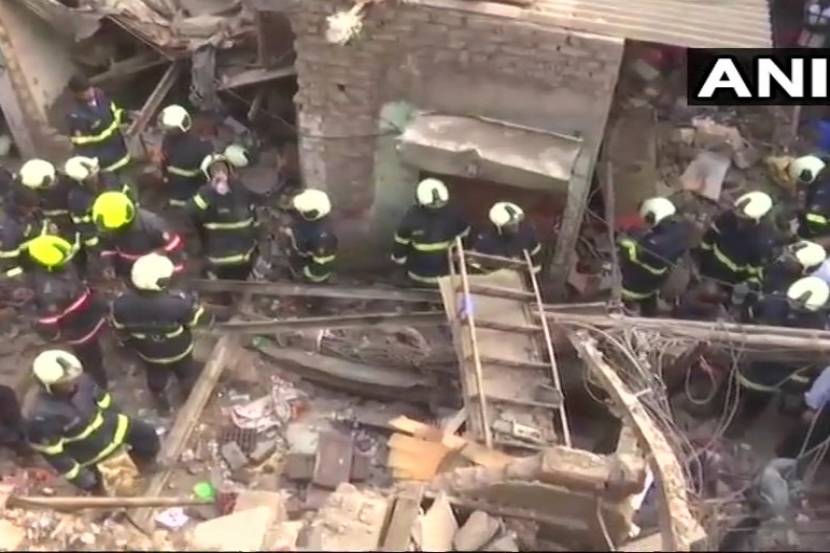 मुंबई : वडाळ्यात दुमजली इमारत कोसळली, ४ जणांना धिगाऱ्याखालून बाहेर काढण्यात यश.