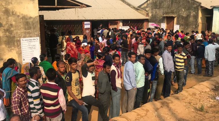 बांगलादेश सीमेवर मतदानासाठी लागलेली रांग (Express photo by Esha Roy)