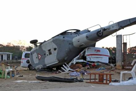 मेक्सिकोत भुकंपामुळे अपघातग्रस्त झालेले लष्करी हेलिकॉप्टर.