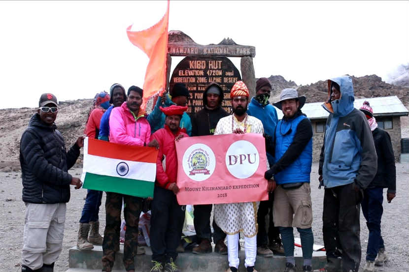 चार गिर्यारोहकांनी आफ्रिकेतील टांझानिया येथील माऊंट किलीमांजारो सर करत तिथे शिवजयंती साजरी केली. 