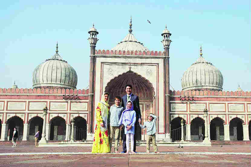 कॅनडाचे पंतप्रधान जस्टिन त्रुडो यांनी पत्नी सोफी ग्रेगोर त्रुडो आणि मुलांसह गुरुवारी नवी दिल्लीत जामा मशिदीला भेट दिली.