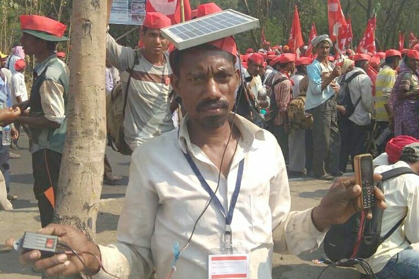 डोक्यावर सोलार पॅनल घेऊन मोर्चात सहभाग