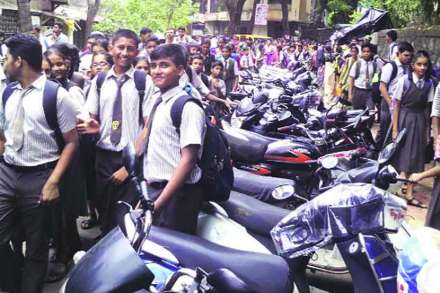 फातिमा देवी स्कूलच्या विद्यार्थ्यांना वाहतूक कोंडीचा सर्वाधिक त्रास सहन करावा लागत आहे. 