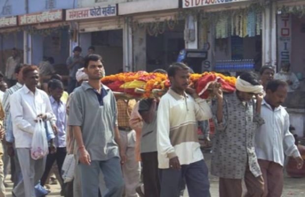 हिंदू की मुस्लीम, शेवटी स्मशानात दफनाचा तोडगा