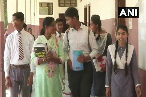 कौतुकास्पद ! आई मुलासोबत देतीये दहावीची परीक्षा