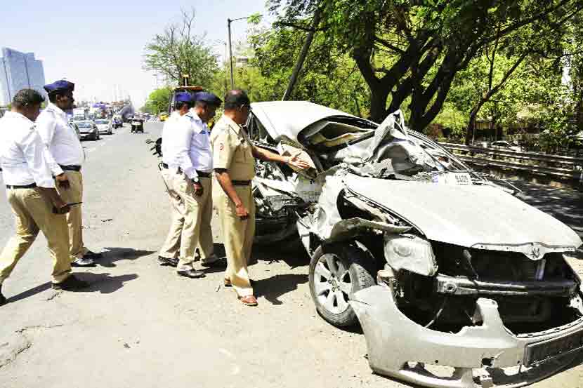 वाशी पुलावर विचित्र अपघात
