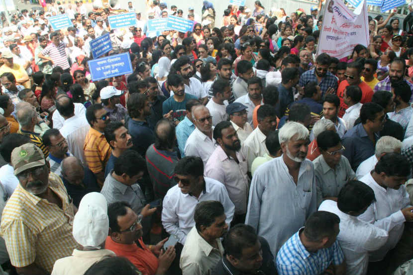 पिंपरीतल्या लांब उड्डाण पूलावरुन नाराजी, नागरिकांनी काढला मोर्चा