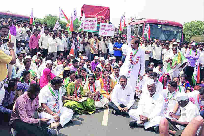 राष्ट्रवादी काँग्रेसच्या वतीने शेतमालाला हमीभाव द्यावा या मागणीसाठी सोमवारी मुंबई-आग्रा राष्ट्रीय महामार्गावरील उमराणे येथे रास्ता रोको करण्यात आला.