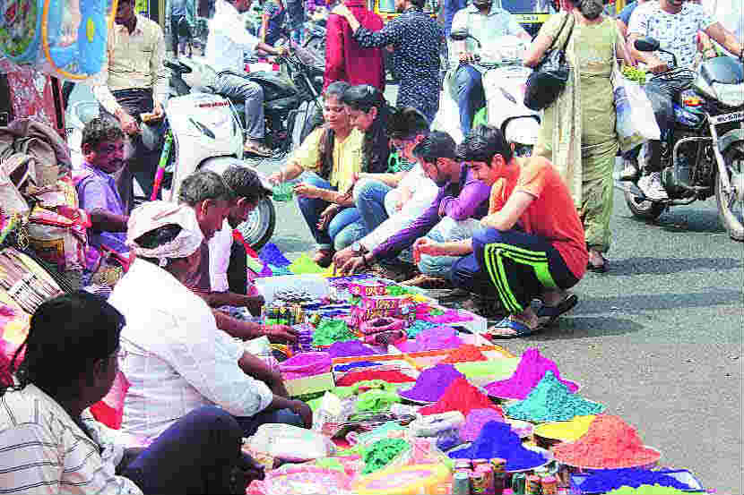 नाशिकमध्ये रंगपंचमीसाठी रस्तोरस्ती रंग विक्रेते बसलेले दिसून येतात.