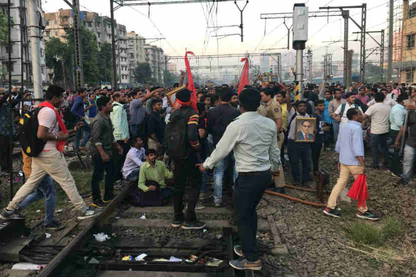 रेल्वे परीक्षेतील गोंधळाविरोधात या विद्यार्थ्यांनी रेल रोकोचे अस्त्र उगारले आहे. 
