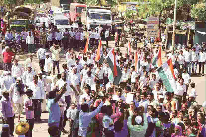 villagers of Ralegan Siddhi block highway in support of anna hazare
villagers of Ralegan Siddhi, Ralegan Siddhi villagers, Supporters of Anna Hazare, Anna Hazare
अण्णांना पाठिंब्यासाठी राळेगण परिवाराचे रास्ता रोको
वार्ताहर, पारनेर
ज्येष्ठ समाजसेवक अण्णा हजारे यांच्या दिल्लीतील आंदोलनास पाठिंबा देण्यासाठी राळेगणसिद्धीतील ग्रामस्थांनी आज, शनिवारी पारनेर-शिरूर रस्त्यावर एक तास रास्ता रोको आंदोलन केले. नायब तहसीलदार दत्तात्रय भावले यांना निवेदन देण्यात आल्यानंतर आंदोलन मागे घेण्यात आले. रास्ता रोको आंदोलनानंतर संत यादवबाबात मंदिराच्या प्रांगणात साखळी उपोषण, घंटानाद आंदोलन करण्यात आले. तसेच 
सायंकाळी कॅन्डल मार्च काढण्यात आला. 
सकाळी ग्रामस्थांनी यादवबाबा मंदिरापासून पदयात्रा काढली. पदयात्रेदरम्यान हजारे यांच्या समर्थनार्थ घोषणा देण्यात येत होत्या. हाती तिरंगा घेतलेले तरुण-तरुणींसह महिलाही या पदयात्रेत सहभागी झाल्या होत्या. पदयात्रा पारनेर-शिरूर रस्त्यावरील चौकात पोहोचल्यानंतर तेथे रास्ता रोको आंदोलन सुरू करण्यात आले. रस्ता अडवल्याने तासभर दोन्ही बाजूंनी वाहनांच्या रांगाच रांगा लागल्या होत्या. या वेळी बोलताना माजी सरपंच जयसिंग मापारी म्हणाले, सरकार अण्णांच्या मागण्यांकडे दुर्लक्ष करीत असल्यामुळेच न्याय मिळवण्यासाठी लोकशाही मार्गाने देशभर आंदोलने करण्यात येत आहेत. असे असतानाही सरकारकडून मात्र काहीही प्रतिसाद मिळत नसून उलट आंदोलनात खोडा घालण्याचा प्रयत्न होतो आहे. दिल्लीच्या आंदोलनाकडे जाणाऱ्या नागरिकांना रोखण्यात येत आहे. पोलिसांची दडपशाही करण्यात येत आहे. हजारे यांनी केलेल्या मागण्या या त्यांच्या वैयक्तिक नसून देश व समाजहिताच्या आहेत. पंतप्रधान मोदी यांची भूमिका हुकूमशहास साजेशी असून न्याय मिळेपर्यंत राळेगणसिद्धी परिवार माघार घेणार नसल्याचे ते म्हणाले. 
उपसरपंच लाभेश औटी म्हणाले, वयाच्या ८० व्या वर्षी अण्णा समाज व देशहितासाठी उपोषणास बसले आहेत. सरकारची दखल घेणार नसेल तर आम्ही आमचे आंदोलन अधिक तीव्र करून शासनास आंदोलनाची दखल घेण्यास भाग पाडू. आंदोलनानंतर आंदोलक पुन्हा यादवबाबा मंदिराच्या प्रांगणात फेरीने गेले. तेथे बेमुदत उपोषणास बसलेल्या ग्रामस्थांबरोबर नागरिकांनी साखळी उपोषणास तसेच घंटानाद आंदोलनास प्रारंभ केला. दिवसभर जिल्हा तसेच जिल्ह्य़ाबाहेरील नागरिकांनी राळेगणसिद्धीस भेट देऊन अण्णांच्या आंदोलनास पाठिंबा जाहीर केला.

ज्येष्ठ समाजसेवक अण्णा हजारे यांच्या आंदोलनास पाठिंबा देण्यासाठी शनिवारी सकाळी एक तास रास्ता रोको आंदोलन करण्यात आले. (छाया-विजय वाघमारे, पारनेर)
