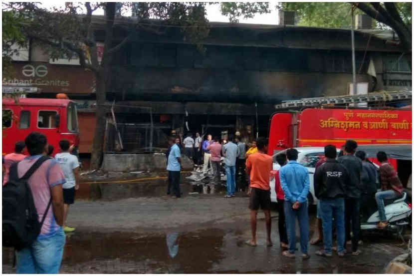 पुण्यातील शिवाजी नगर परिसरात असलेल्या एका पेपर मिल व फर्निचर गोदामाला लागलेल्या आगीत दोघांचा होरपळून मृत्यू झाला. (छायाचित्र:एएनआय)