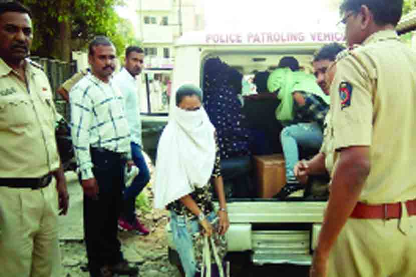 कुंटणखान्यात सापडलेल्या मुलींची सुटका करताना पोलीस