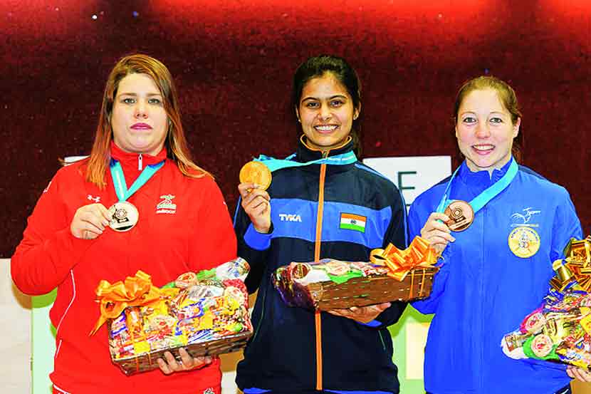 १० मीटर एअर पिस्तूल प्रकारात  रौप्यपदक विजेती अ‍ॅलेझांड्रा जेव्हेला (डावीकडून), सुवर्णपदक विजेती मनू भाकेर आणि कांस्यपदक विजेती सेलिना गोबरव्हिले.