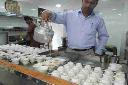 पुण्यातील चहा विक्रेता महिन्याला किती लाखांची कमाई करतो ठाऊक आहे?