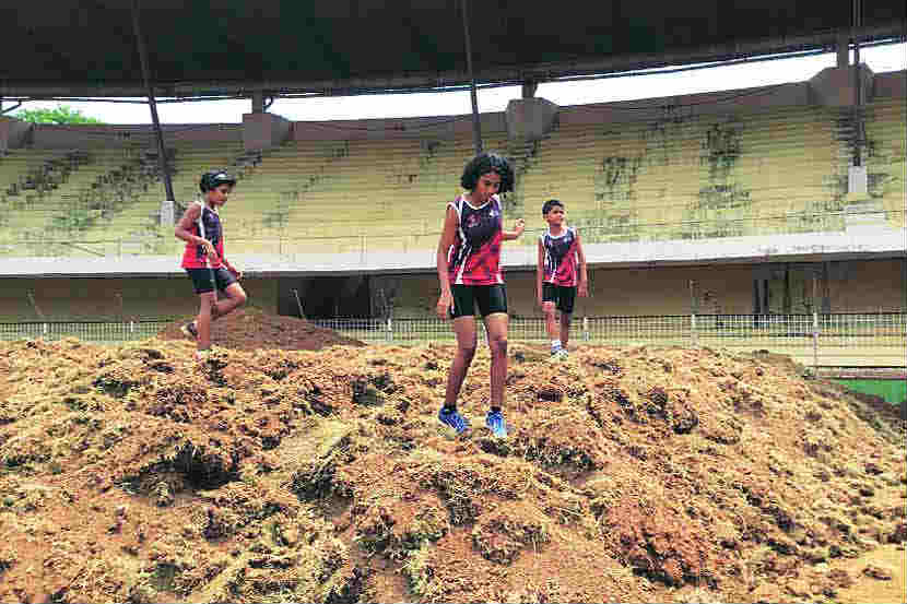 दादोजी कोंडदेव मैदानातील धावपट्टीवर करण्यात आलेले खोदकाम.