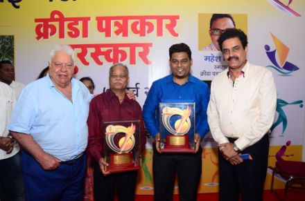 फारूख इंजिनीअर, दिलीप वेंगसरकर यांच्यासोबत विनायक दळवी व संदीप कदम