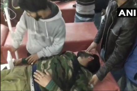 जम्मू काश्मीर – दगडफेकीमुळे ताबा सुटलेल्या ट्रकने दोन CRPF जवानांना चिरडलं