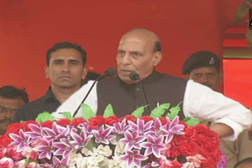 पाटणा : पाकिस्तानचा धार्मिक द्वेष पसरवून देश तोडण्याचा डाव असल्याचा आरोप केंद्रीय गृहमंत्र राजनाथ सिंह यांनी रविवारी एका जहीर कार्यक्रमात केला. 
