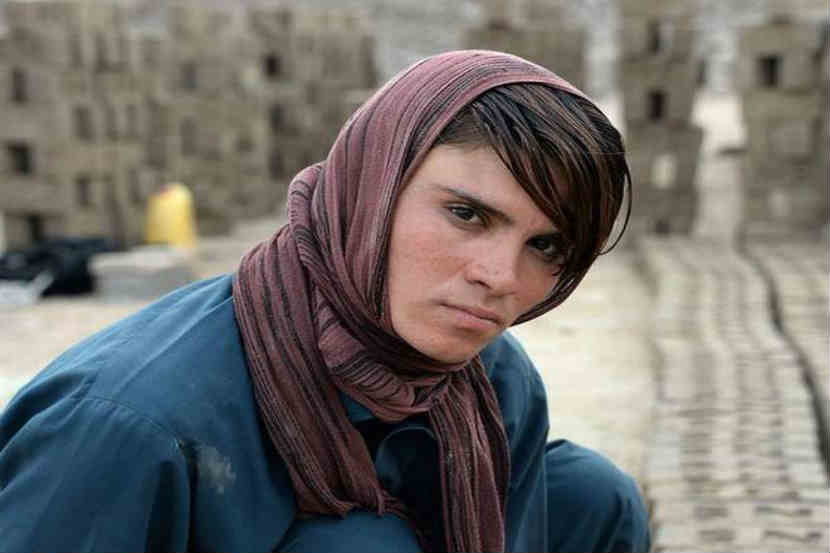 सितारा वफादार अफगाणी मुलांसाराखा पोशाख करते. मुलांसारखे आखूड केस ठेवते (छाया सौजन्य : AFP)
