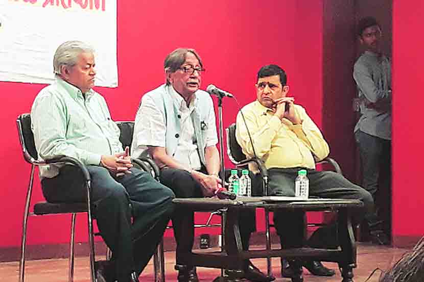 काकासाहेब गाडगीळ प्रतिष्ठानतर्फे ‘काश्मीर आणि पाकिस्तान’ या विषयावर ए. एस. दुलत यांचे रविवारी व्याख्यान झाले. अनंत गाडगीळ आणि डॉ. महेश तुळपुळे या वेळी उपस्थित होते.
